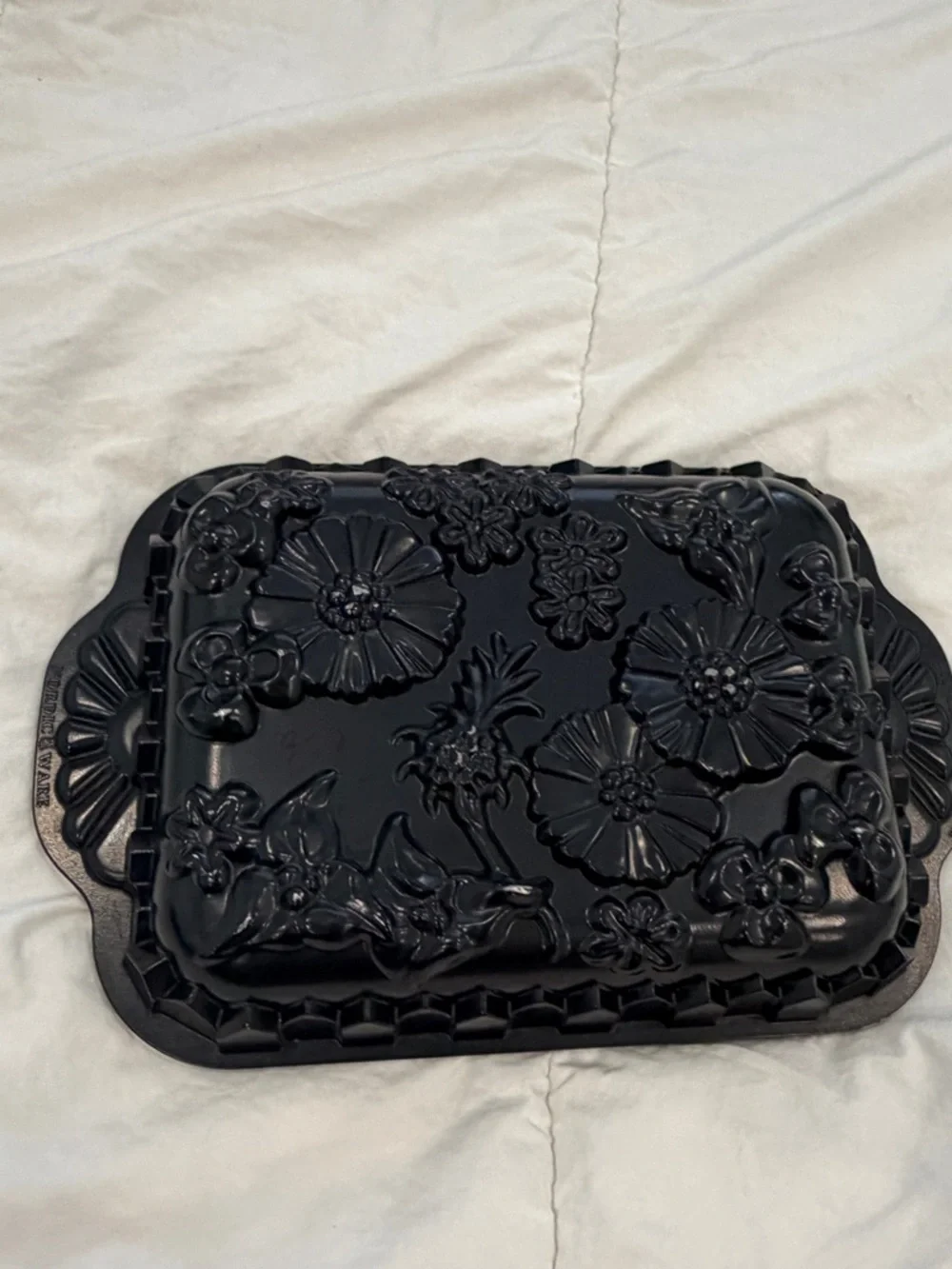 Nordic Ware Wildflower Baking Pan 10 cup like new